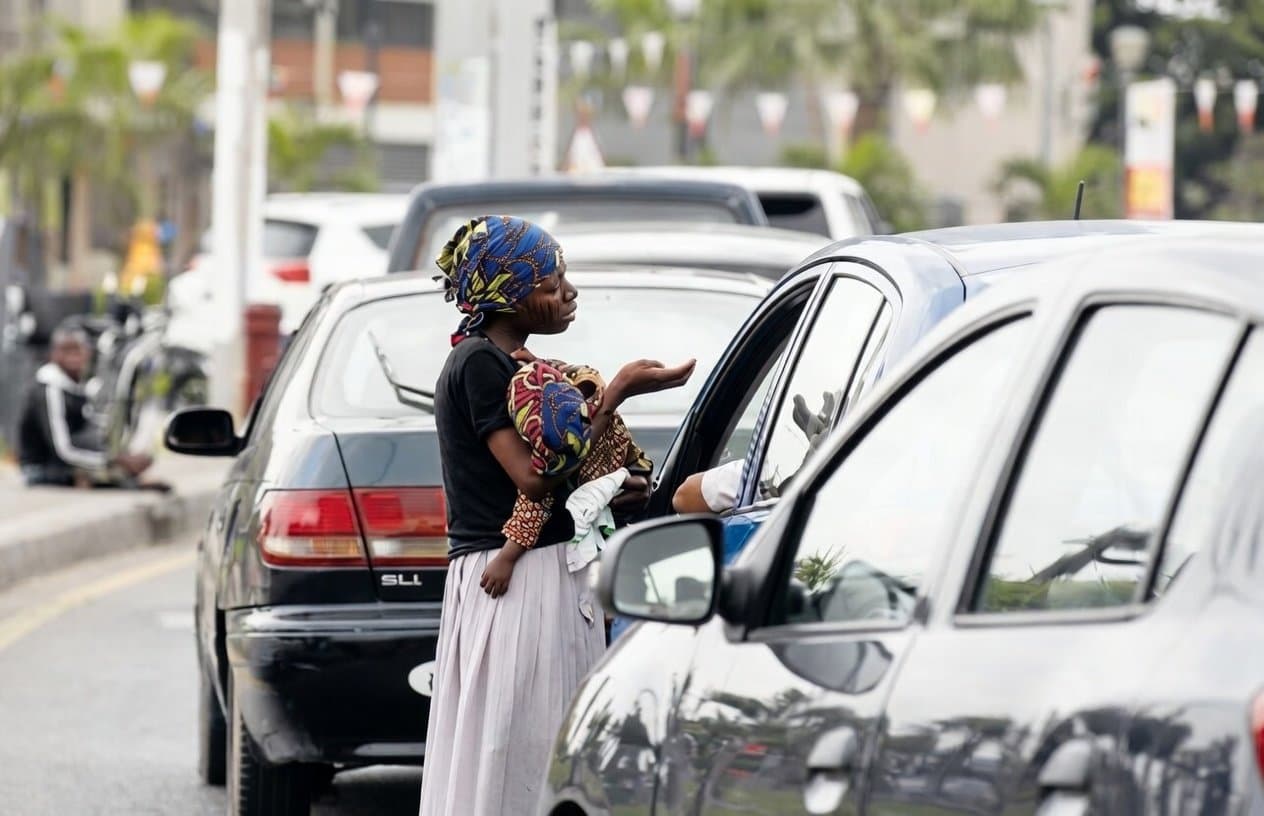 CRIANÇAS SÃO USADAS COMO PEDINTES E APARENTEMENTE NINGUÉM VÊ!
